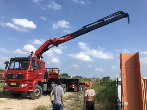 點擊查看詳細信息<br>標題：30噸折臂吊 閱讀次數(shù)：2595